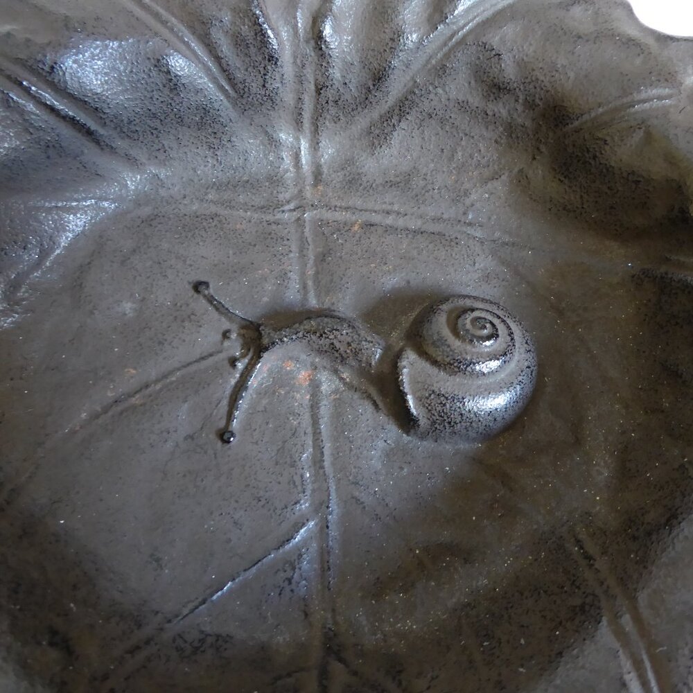VINTAGE JAPAN JAPANESE CAST IRON LEAF WITH SNAIL DISH METAL DECORATIVE BOWL - Picture 3 of 9